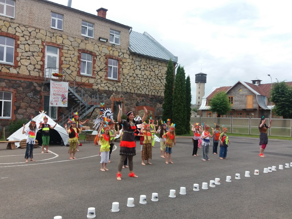AKTĪVAS VASARAS. Daudzus gadus Pļaviņu novadā notika “Pepijas Garzeķes piedzīvoju nometne”, un katru reizi ar savu tematiku. Šogad bērni aicināti uz aktīvo nometni “Dzīvo veselīgi Pļaviņu novadā!”.
Autors: no “Staburaga” arhīva