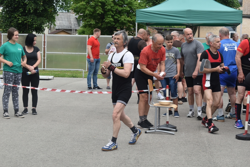 Gatavs startam! Pie svaru stieņa dodas aizkrauklietis Jevgēnijs Vorobjovs.
Autors: Agita Grīnvalde-Iruka