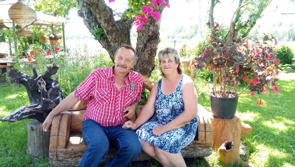 IRŠĒNIEŠI ILZE UN AIVARS SVILPES kopā jau 35 vasaras. Viens no Aivara vaļaspriekiem ir saistīts ar kokdarinājumiem. Parastu koku viņš spēj pārvērst interesantā vides objektā. Viņa veikums redzams arī Iršu pagasta centrā. “Aivaram ir atsaucīga sirds un zelta rokas,” tā saka Iršu pagasta pārvaldes vadītāja Lāsma Ruža-Riekstiņa.
Autors: Iveta Skaba