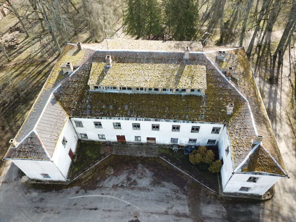 Paralēli sāktajiem projektiem “Sēļu klubs” Lielzalves muižā labprāt uzņem apmeklētājus, kas interesējas par pašu muižas ēku vai par to, kas te saglabājies no skolas gadiem.
Autors: no Ilmas Svilānes albuma