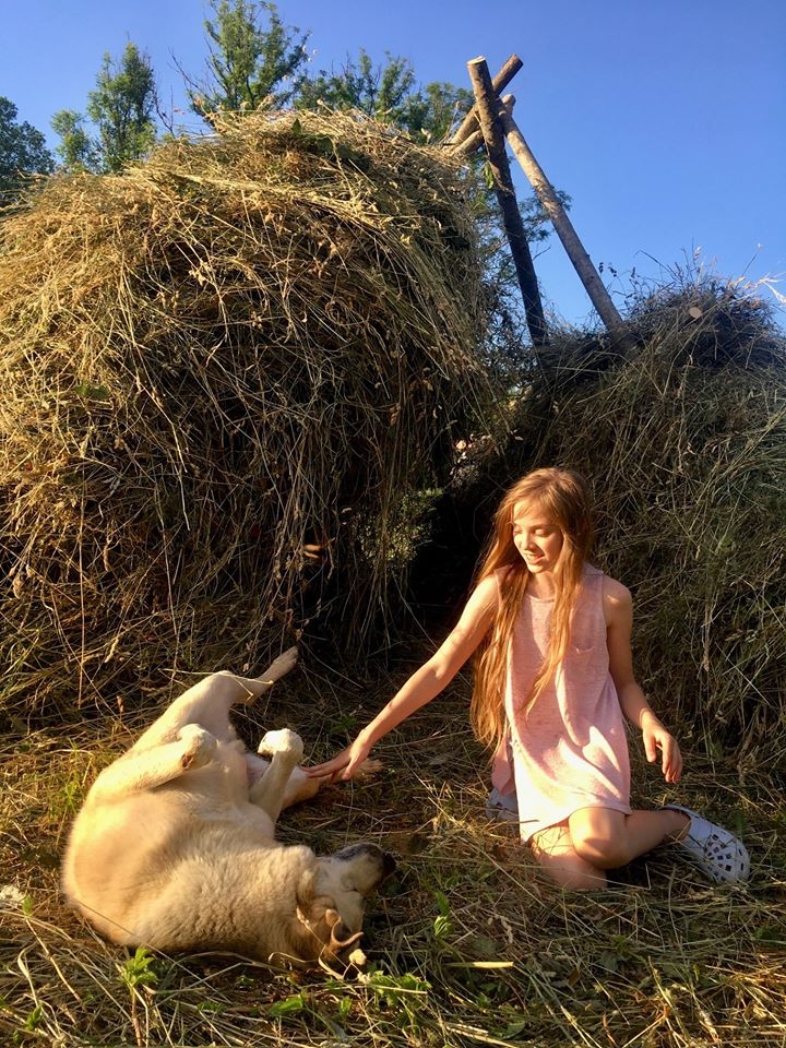 Augustā bērnus uzņems nometne “Annas lauku skola” Daudzesē. Nometnes “seja” Anna ar mīluli Argo.
Autors: no personīgā albuma