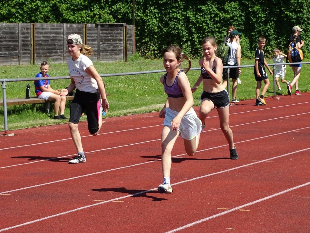 Uzmanību, gatavību, starts! Pēc pandēmijas Kokneses stadionā aizvadītas pirmās vieglatlētikas sacensības.
Autors: Sanita Mirošņika