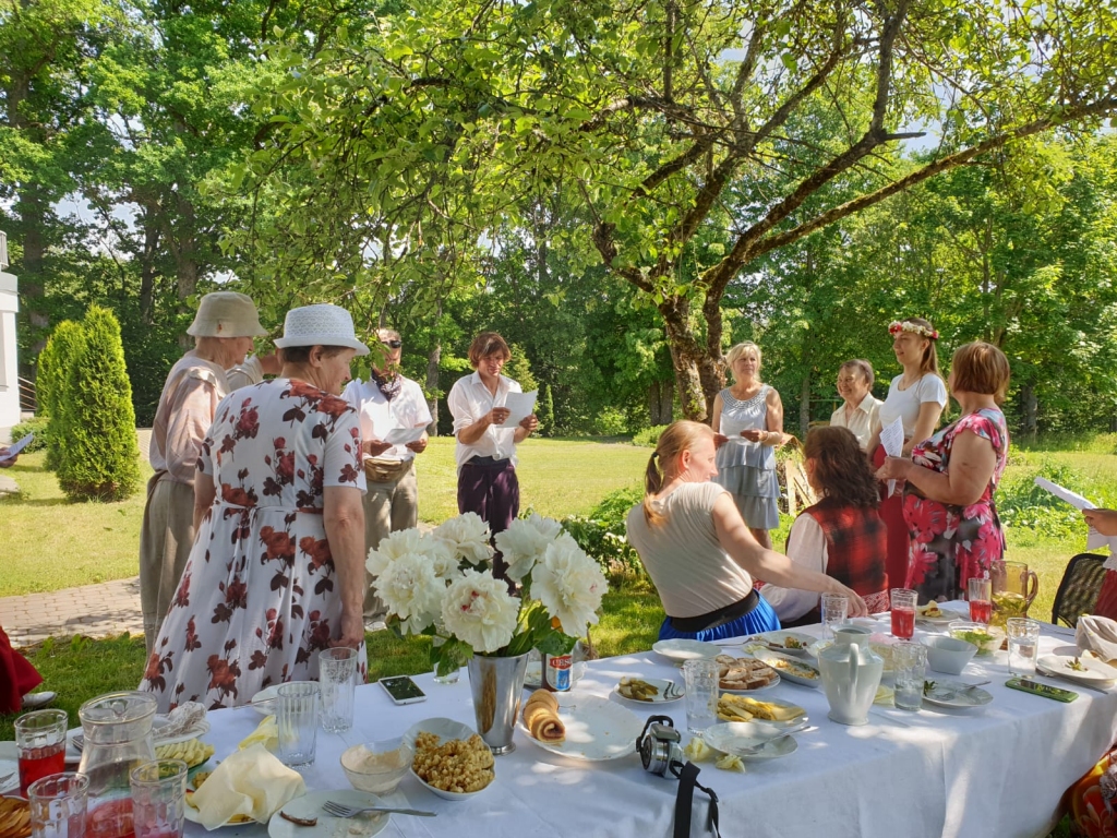 Emocijām bagāts pasākums Skrīveru dienas aprūpes centrā notika Līgo svētku noskaņās.