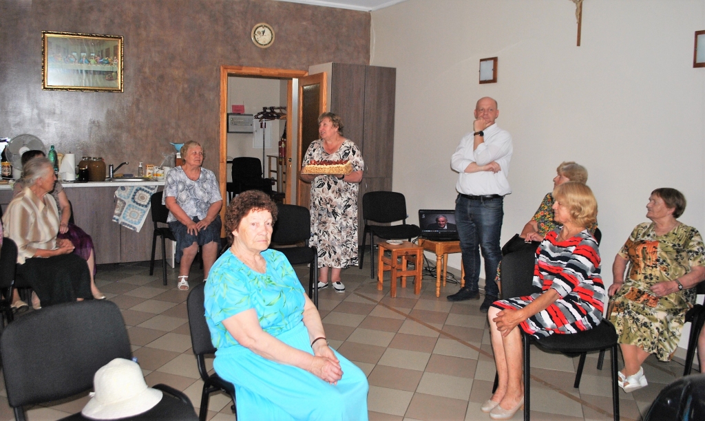 PATIESS PRIEKS par tikšanos ir Pļaviņu Romas katoļu draudzes locekļiem. Vidū — priesteris Pēteris Alusiks un draudzes vecākā Valentīna Babre.