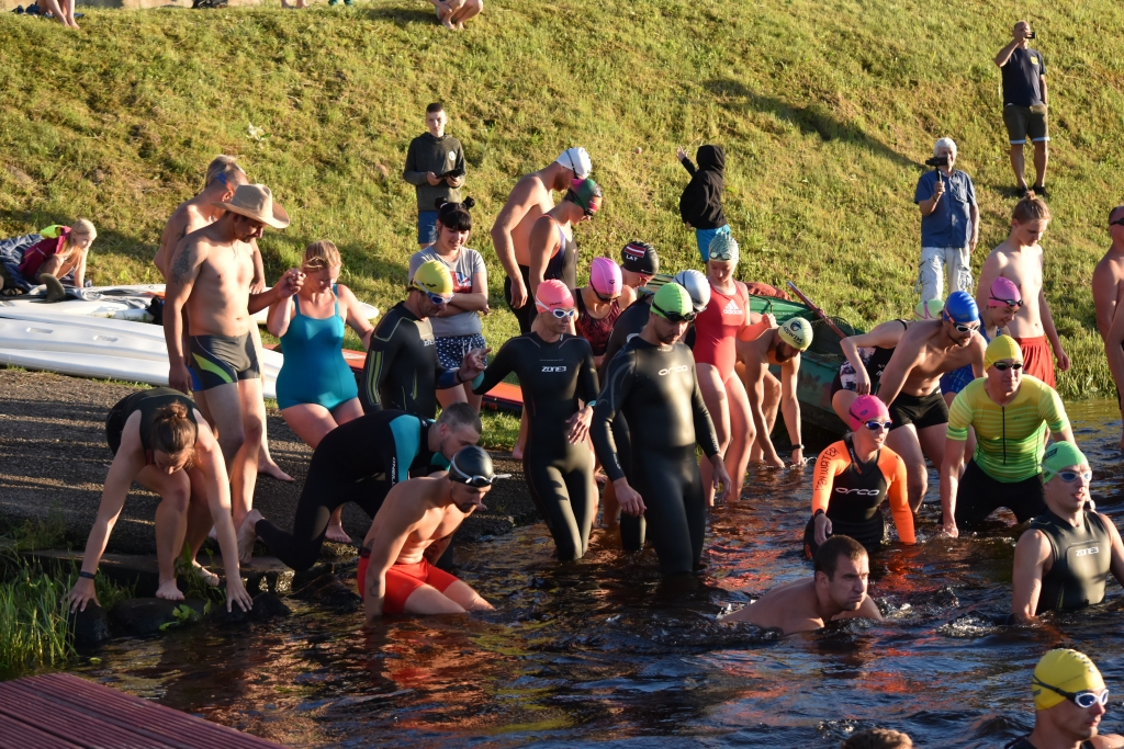 Aiziet! Šogad Daugavas pārpeldēšanas festivāls pulcēja rekordlielu skaitu dalībnieku — 68 peldētājus, tostarp deviņus bērnus.