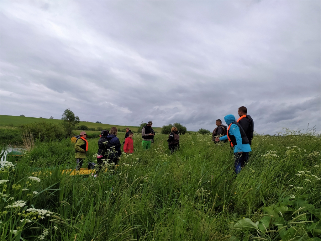 Ne visiem pa spēkam. Tā kā aktivitātes norisināsies purvā, biedrība “Sēlijas laivas” aicina atbildīgi izvērtēt savas fiziskās spējas un piedalīšanos talkās.
Autors: no biedrības “Sēlijas laivas”