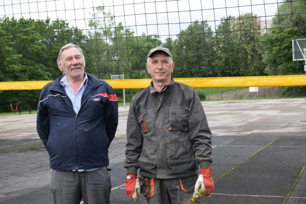 TĪKLS UZVILKTS! “Jau nākamajā dienā pēc aizkrauklieša zvana tīklu vienam volejbola laukumam uzvilkām, tagad bērni, jaunieši un pieaugušie var nākt uz stadionu un spēlēt volejbolu, daudzi to spēlē arī pie “Kapteiņa krodziņa”,” saka stadiona pārzinis Osvalds Gercāns (no labās) un sētnieks Aldis Bickis, kuri šajās dienās krāso sporta laukumu metāla konstrukcijas.