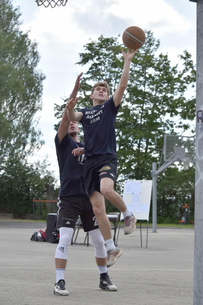 Lidojumā uz grozu. Krists Bitenbinders no Bebriem raida bumbu grozā.