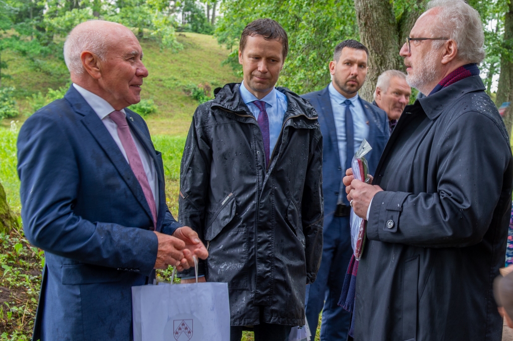 DODAS IEPAZĪŠANĀS VIZĪTĒ. Saistībā ar likuma izstrādi par kultūrvēsturiskajiem novadiem Valsts prezidents Egils Levits piektdien devās iepazīšanās vizītē uz Sēlijas kultūrvēsturisko novadu un iegriezās arī Jaunjelgavas novada Sunākstes pagastā. Attēlā: Stendera biedrības pārstāvji un Sēlijas patrioti Jānis Dimitrijevs (no kreisās) un Pēteris Stradiņš pasniedza Egilam Levitam Sēlijas karogu, vietējo uzņēmēju gatavoto “Alīdas kafeju”, kā arī vēstuli ar lūgumu pievērst uzmanību ceļa uz Sunāksti sliktajai kārtībai. 
Pirms Sēlijas apmeklējuma, atzīmējot Kokneses fonda biedrības 15. gadadienas nedēļu, Valsts prezidents Egils Levits un bijusī Valsts prezidente Vaira Vīķe-Freiberga apmeklēja Likteņdārzu Koknesē, kur iestādīja veltījuma ozolus. Par Valsts prezidenta braucienu lasiet 8.—9. lappusē!
Autors: Imants Kaziļuns