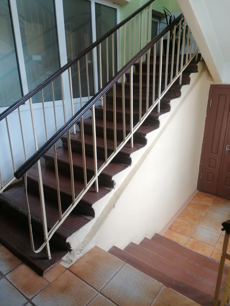 Kā diena ar nakti. Ēkas vienā kāpņu telpā savulaik veikts kosmētiskais remonts, sienas rotā gaišs krāsojums, atjaunotas kāpnes. Otra kāpņu telpa ir sliktā kārtībā, taču te nomainīti logi un drīz ierīkos jaunas ārdurvis.