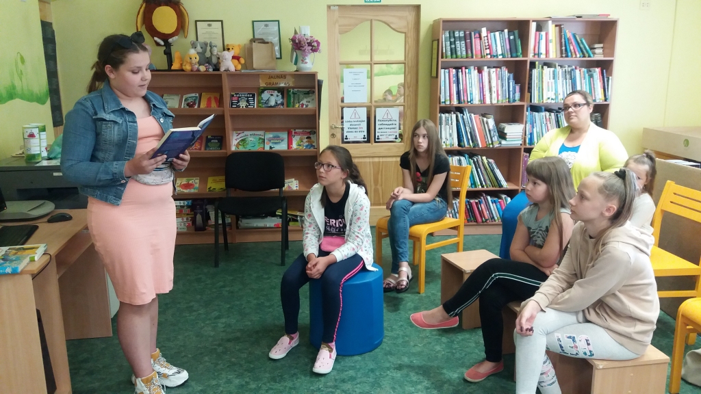LASA CITIEM. Amandas lasījumā Pļaviņu bērnu bibliotēkā klausās pārējie pasākuma dalībnieki.