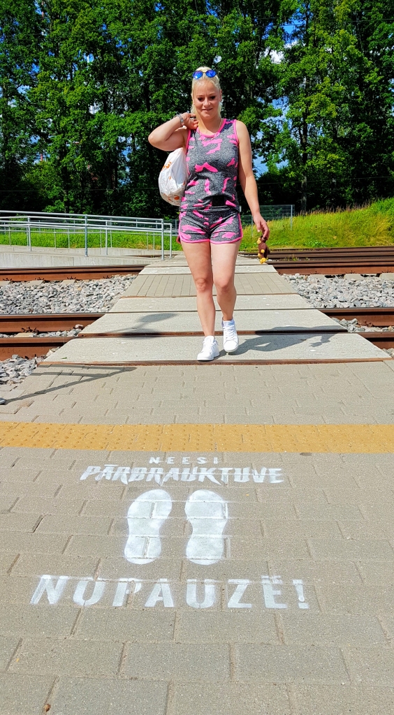 Brīdinošs uzraksts. Arī Aizkrauklē pie dzelzceļa gājēju pārejas izveidots brīdinājums — “Neesi pārbrauktuve. Nopauzē!”.  Aizkraukliete Oksana Matkevica dzelzceļa sliedes šķērso katru dienu, un atgādinājums par drošību liek būt vienmēr uzmanīgākai.
Autors: Imants Kaziļuns