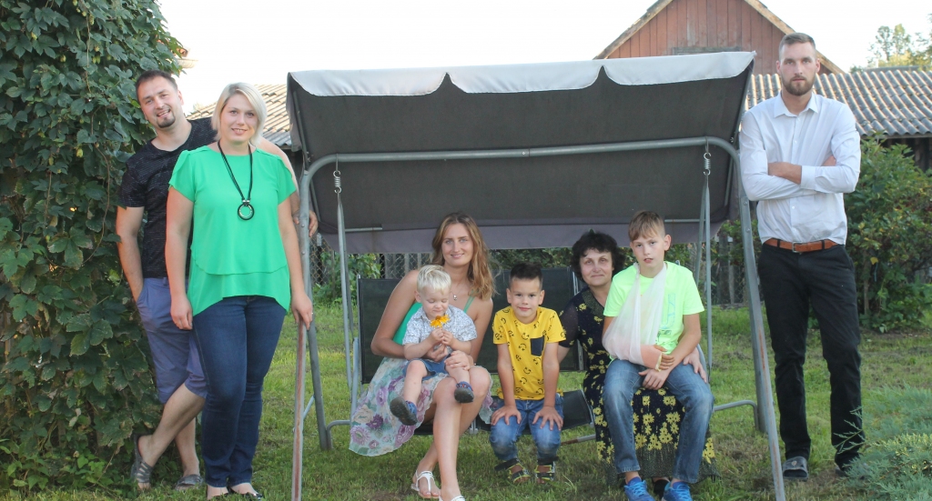 AR BĒRNIEM UN MAZBĒRNIEM. “Foto ar ģimeni ir nedaudz nepilnīgs, jo nav vecākās meitas Selvas. No kreisās: vecākais dēls Sandris ar vedeklu Daci, sēž  meita Kaiva ar jaunāko mazdēliņu Oliveru, vidū vidējais mazdēls Gustavs, man klēpī vecākais mazdēls Kristaps, blakus stāv dēls Jānis,” stāsta Anita.
Autors: no personīgā albuma
