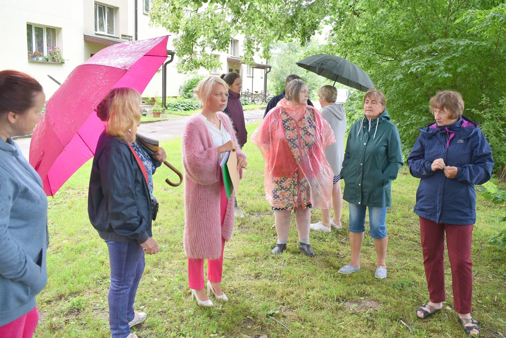 Atbildot uz “Liepu” mājas iedzīvotāju komentāriem. Skolas direktore Anita Ščerbinska (trešā no kreisās).