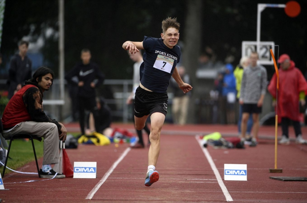 Aizlēca līdz sudrabam. Koknesietis Alens Paļskis sacensībās Ogrē aizlēca 11,13 m tālu, tuvākā konkurenta lēciens bija par trīs centimetriem tuvāks.
Autors: Romāna Kokšarova foto