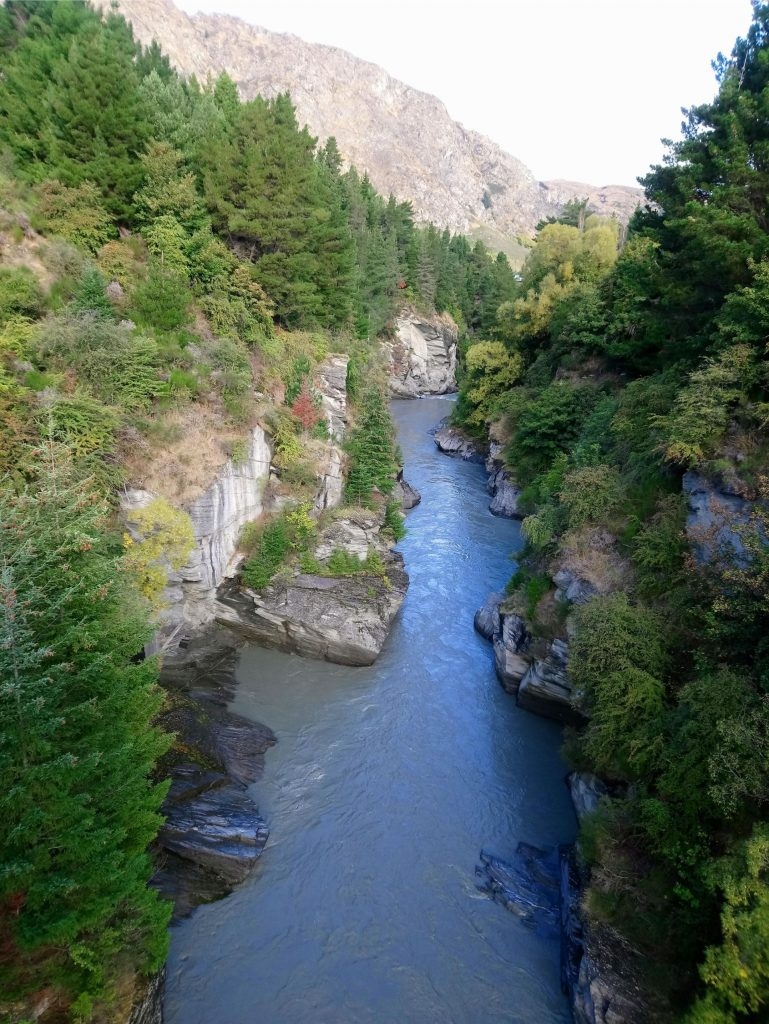 Katru rītu kalni pavisam pārvēršas — vienu rītu ap tiem peld mākoņi kā mākslīgi tur uzkarināti, citu rītu kalniem apvijusies zila miglas josta.
