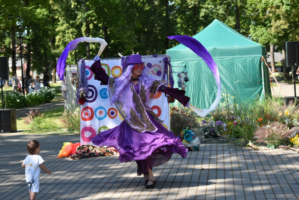 Ceļojums pasaku valstībā. Izrādes “Lillīgās puķes jociņi” galvenās varones Hiacintes dejas priekšnesums.