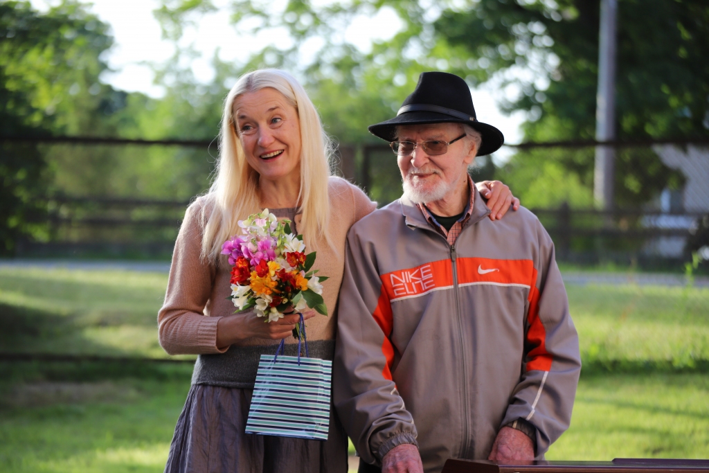 RĪTAUSMU skrīverieši sagaidīja ar komponista Gio Saules radīto un spēlēto mūziku. Attēlā viņš kopā ar Skrīveru Mūzikas un mākslas skolas direktori Ivetu Biķernieci.