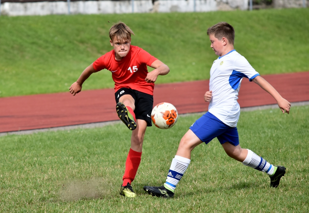 Spēcīgs sitiens. Bumbu pretinieka vārtu virzienā raida vienības “FK Veina” futbolists Ričards Sticers (no kreisās).