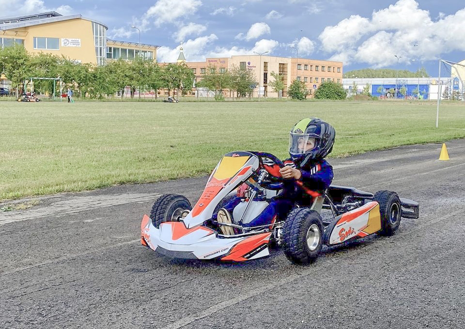 Aiziet trasē! Pie kartinga stūres aizkrauklietis Viesturs Luckāns.
Autors: Valdis Zvirgzdiņš