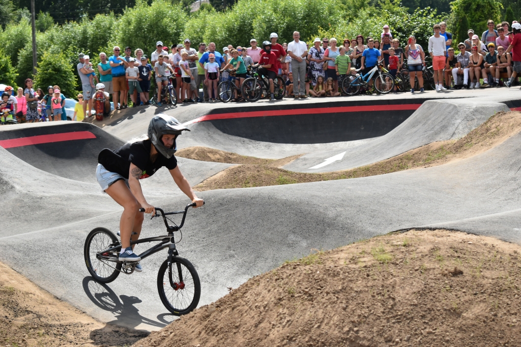 BMX spīdeklis. Jaunjelgaviete Vanesa Buldinska pirmā sniedza paraugdemonstrējumus jaunatklātajā velotrasē (pump track).