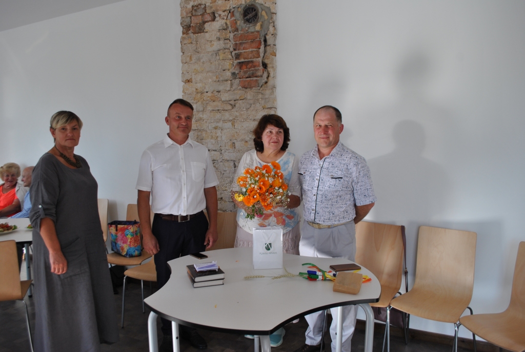 PAVEIKTAIS IEPRIECINA. No labās — biedrības “Laime saimē” pārstāvis Andris Zeps, vadītāja Larisa Freija, Viktors Dudars no būvniecības uzņēmuma “Juniperus” un vēstures skolotāja Iveta Krastiņa.