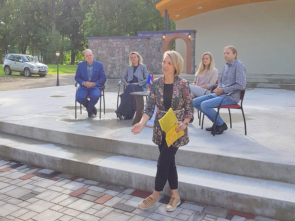 Diskusijas ar vietējiem uzņēmējiem estrādē Ērberģas parkā. Priekšplānā — LLF izpilddirektore Anita Seļicka.
Autors: no Ek pārstāvniecības Latvijā arhīva