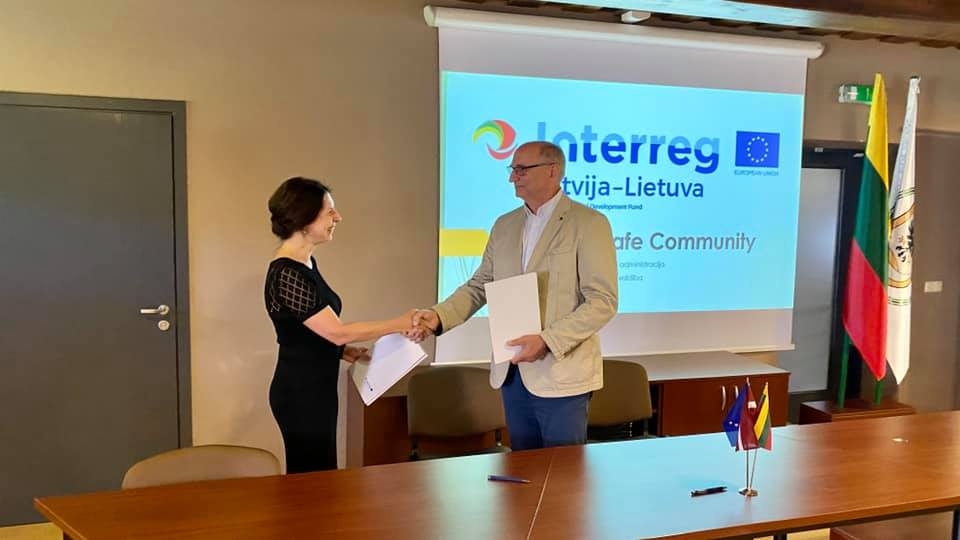 SOLIS TUVĀK DROŠĪBAI. Aizkraukles novada domes priekšsēdētājs Leons Līdums un Biržu rajona mēra vietniece Astra Korsakiene paraksta līgumu par kopīgā projekta īstenošanu.
Autors: no pašvaldības