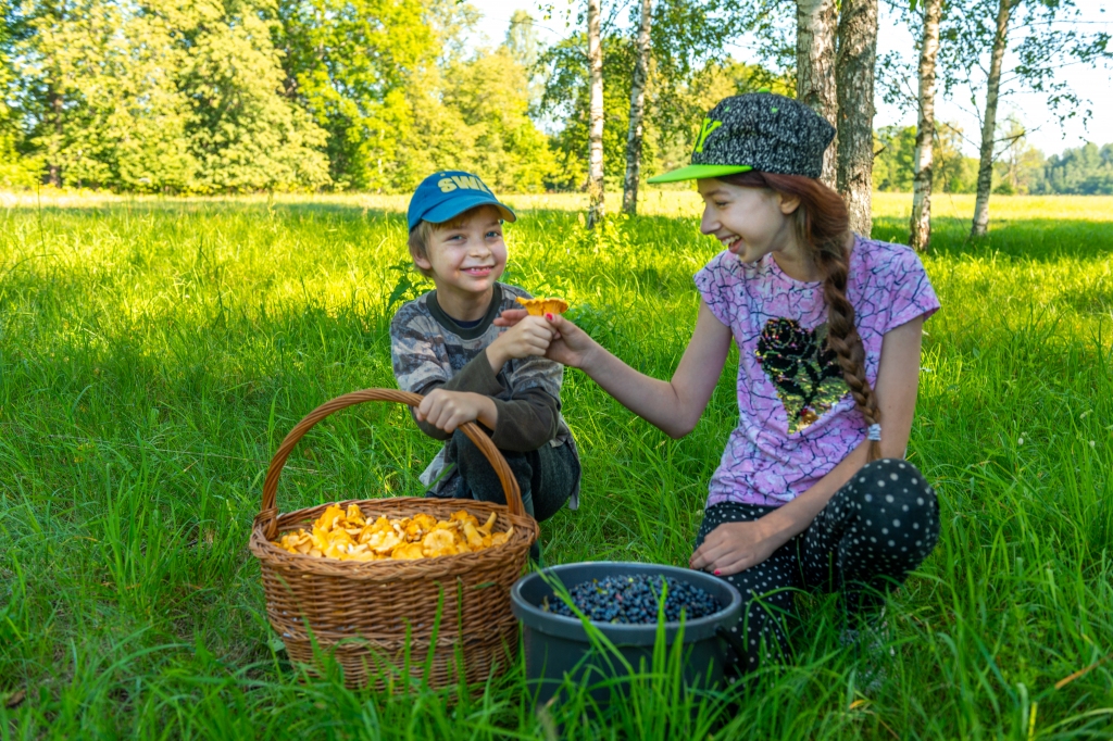 Līdz mērķim vēl tālu. Zalvieši Luīze un Ričards šogad ogojot apņēmušies sakrāt naudu jaunam datoram.
