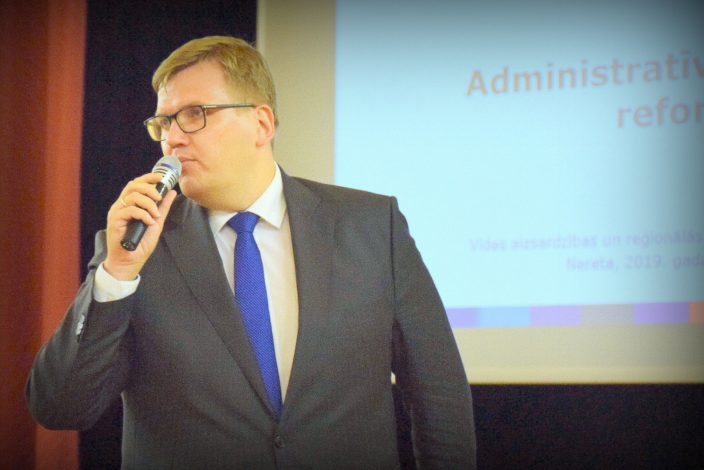 Tikšanās ar pašvaldību pārstāvjiem. Vides aizsardzības un reģionālās attīstības ministrs Juris Pūce kādā no tikšanās reizēm pērn Aiz­kraukles reģionā.
Autors: no “Staburaga” arhīva