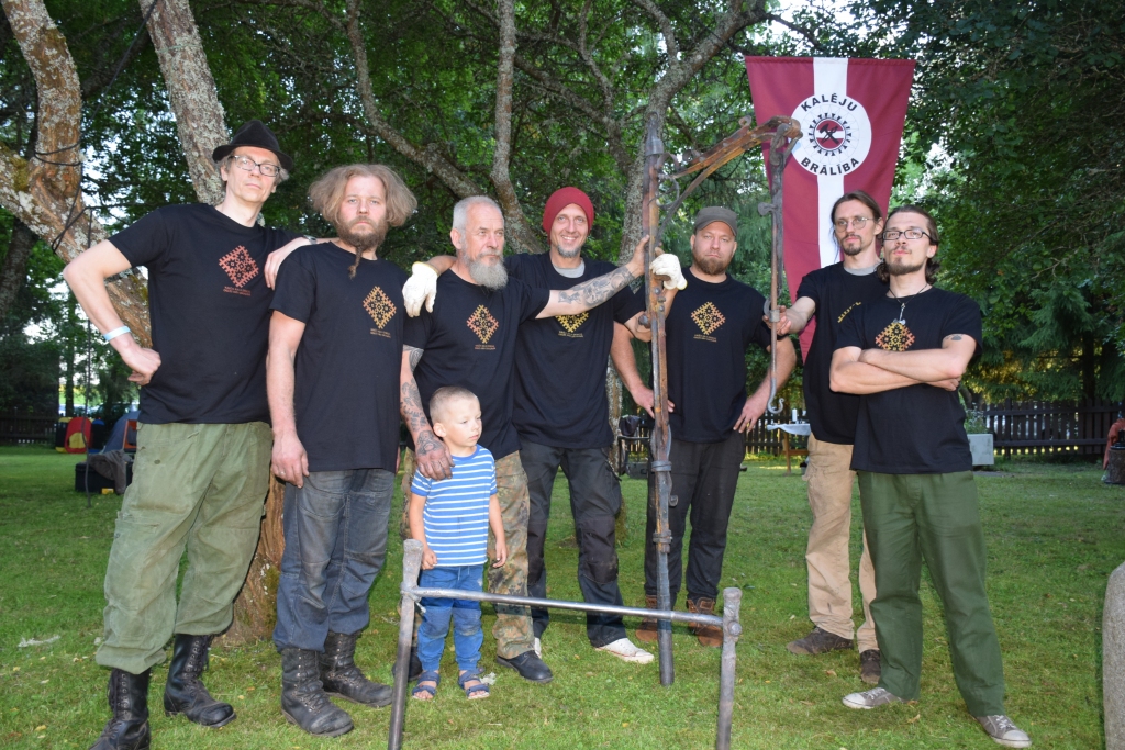 KATLU TURĒTĀJS PABEIGTS! No kreisās — Gatis Pīpkalējs, Kārlis Zvans, Valērijs Konstantinovs ar dēliņu Jegoru, Ants Brimerbergs, Arturs Purviņš, Mārtiņš Daksis un Reinis Pētersons. Aiz kadra — Pāvels Teļicins un Mārtiņš Zariņš. Visi kalēji tērpušies vienādi — muzeja apdrukas darbnīcā tapušajos kreklos, kurus rotā uzraksts “Kalējs kala debesīs, ogles bira Daugavā”. Darbu noslēgumā tos viņiem dāvanā pasniedza novada kultūras nama direktore un pasākuma vadītāja Anta Teivāne.