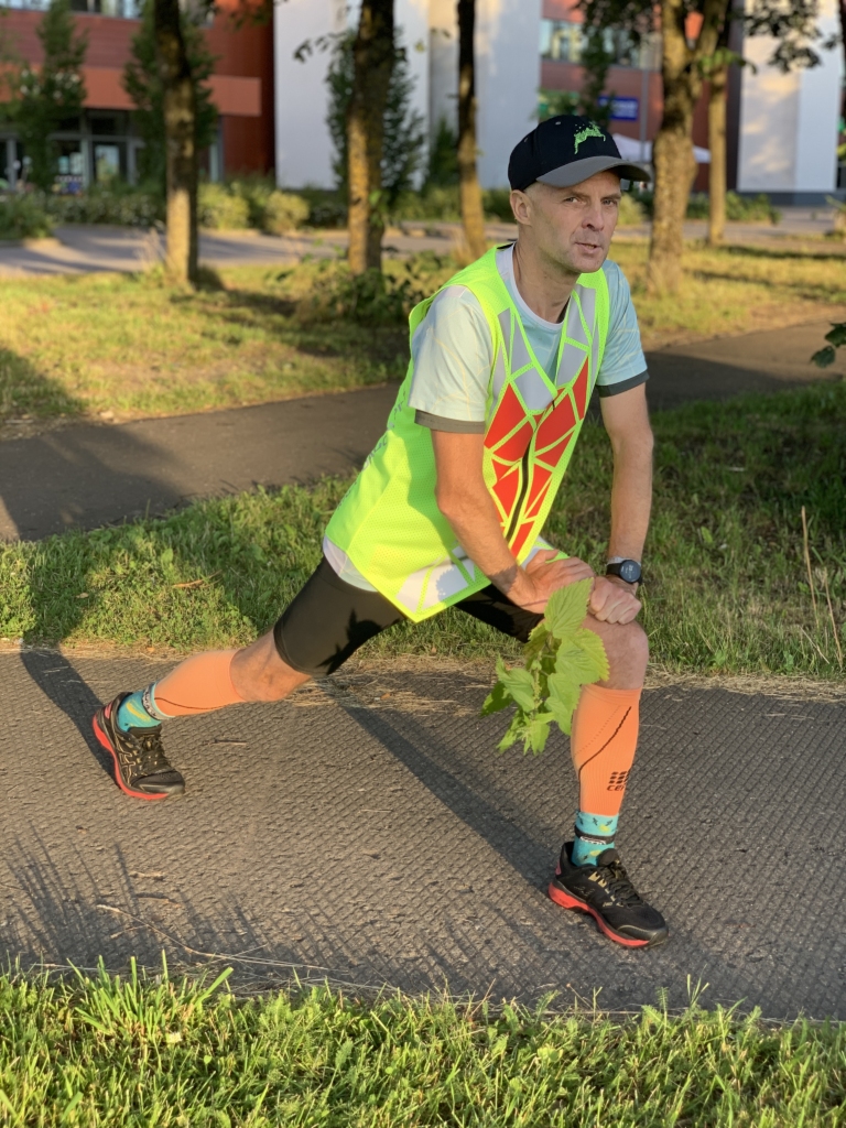 Gatavojas skrējienam no Rīgas līdz Daugavpilij. Ultramaratonista Laimoņa Skadiņa ķermeņa bioloģiskais vecums ir 32 gadi, savukārt viņa sirds ritms miegā ir 31 sitiens minūtē.
Autors: no personīgā albuma