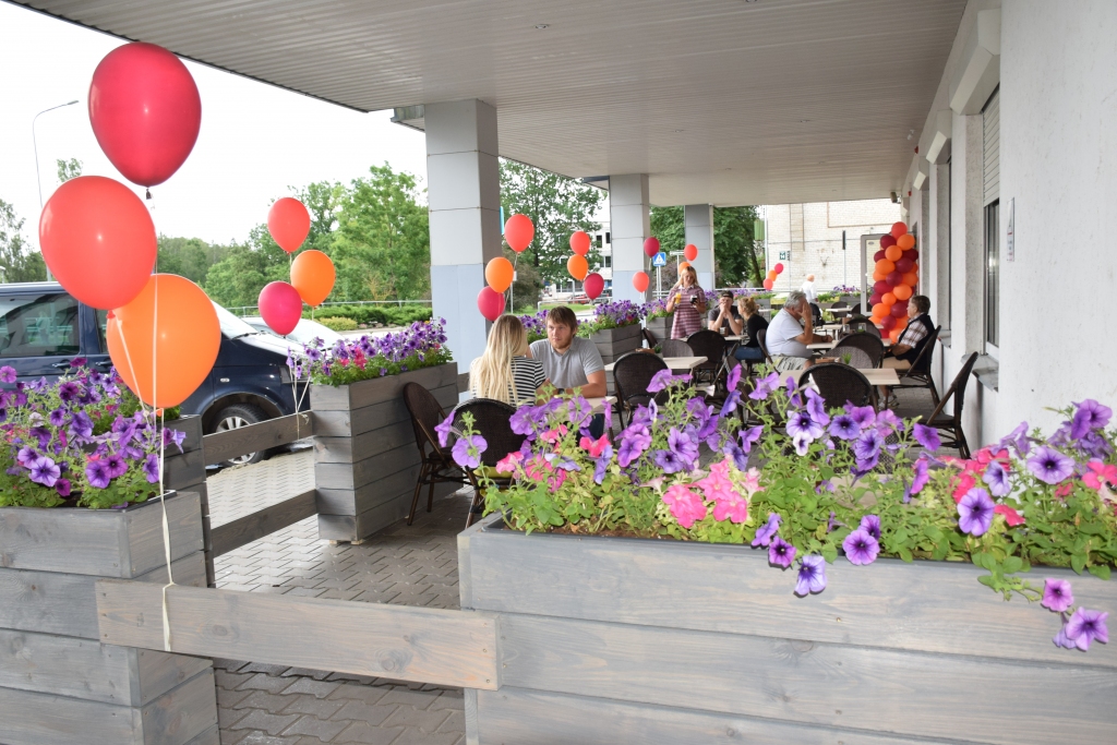 Atvēršanas svētkos. Aizkrauklē, Skolas ielā, notika “KWB Street Food Restaurant” atvēršanas svētki. Tas ir agrākā Aizkraukles KWB Ātrās ēdināšanas restorāna jaunais nosaukums. Telpās kādreiz bija Aizkraukles banka, tajās bijis arī piena produktu un gaļas veikals, bērnu preču veikals “Lāčuks”. Diezgan ilgu laiku telpas bija tukšas un tās neizmantoja.
Autors: Guna Mikasenoka