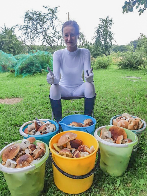 “Visgrūtākā ir sēņu tīrīšana. Tad sev pārmetu — kāpēc tik daudz lasīju?” prāto Arīna Balode.
Autors: no Arīnas albuma