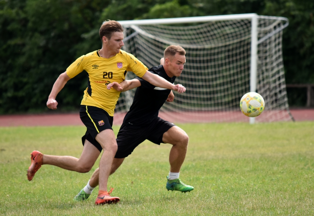 Cīņa par bumbu. Vienības “Poila” spēlētājs Aivis Laiviņš (no kreisās) un koknesietis Kārlis Beikerts.