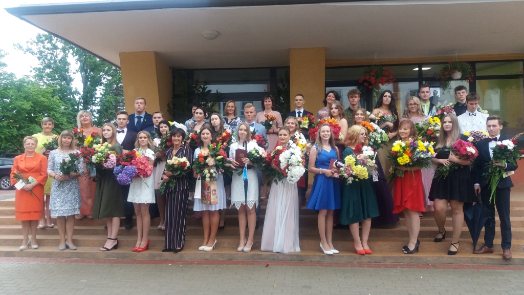 ATVADAS NO SKOLAS Pļaviņu novada ģimnāzijas absolventiem izlaidumā kopā ar skolotājiem.