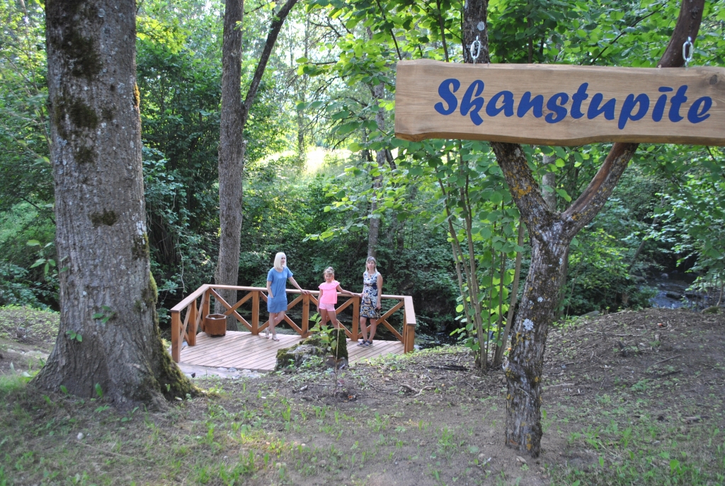 SAISTOŠA VIETA. Iedzīvotāji ar interesi apmeklē izveidoto platformu, no kuras ērti aplūkot Skanstupītes ūdenskritumu.