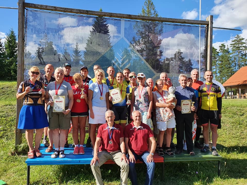 UZVARĒTĀJU PJEDESTĀLS riteņbraukšanā.
Foto no sporta un atpūtas bāzes “Smeceres sils”