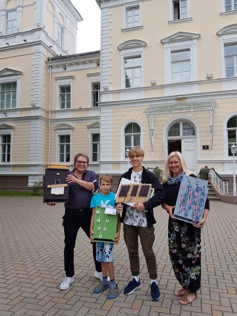 Ziemeļu ģimene mūzikas un mākslas festivāla radošajā nometnē darinājusi muzikālas un aptamborētas pastkastītes.
Autors: Inese Grizāne