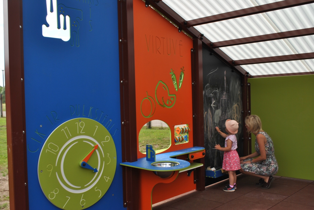 JAUKA VIETA. Jaunajā nojumē patīk arī pirmsskolas izglītības iestādes “Bērziņš” audzinātājai Santai ar meitiņu Aneti.