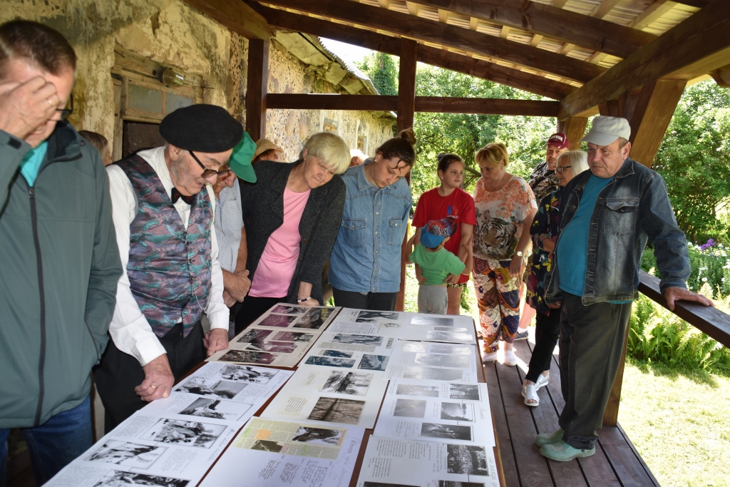 Viesi jaunajā terasē. Vecajā mazajā terasē tik tikko varēja saklāt mazu svinību galdu, bet jaunajā — sarīkot izstādi.