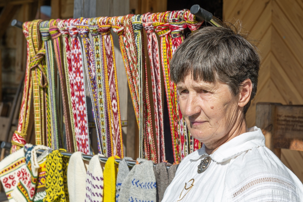 Valijas Flanderes adījumi un audumi — jostas, zeķes — ir tautiski un koši.