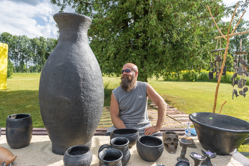 Mareks Zavodnojs uz pasākumu atvedis gan melno keramiku, gan dažādus neierastākus toņus.