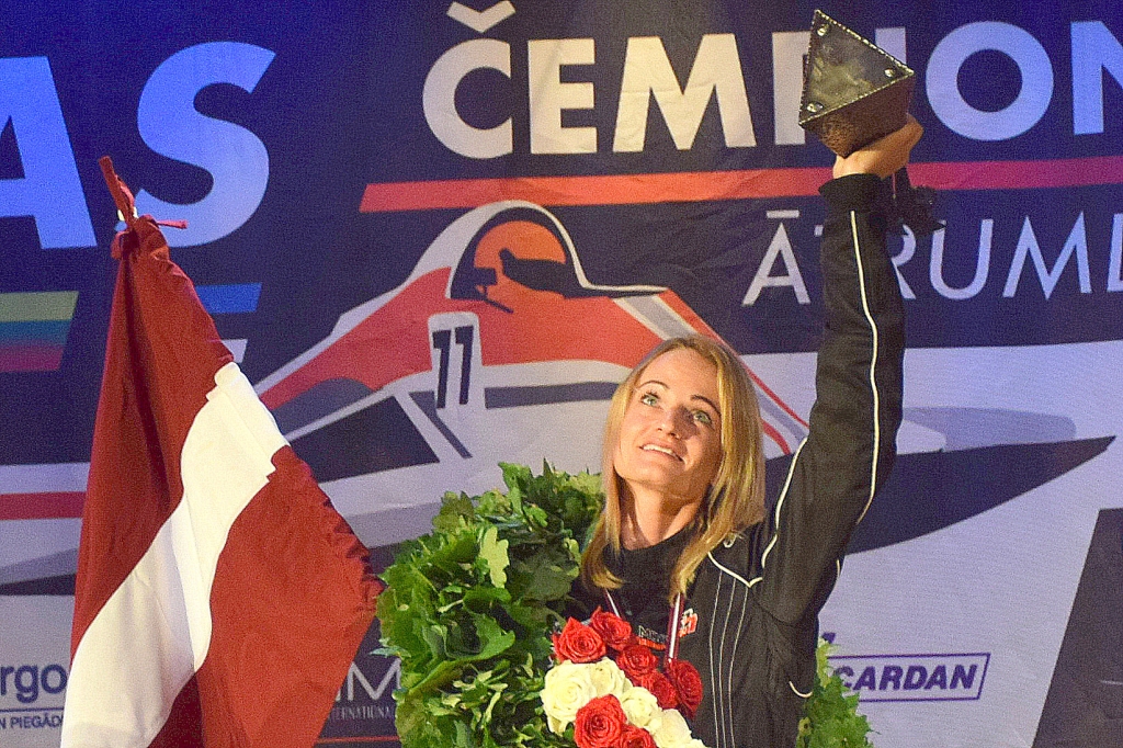 Drīz atkal uz starta. Vairāku iepriekšējo sezonu labākā braucēja laivu klasē FR-1000 Ieva Millere.
Autors: no “Staburaga” arhīva