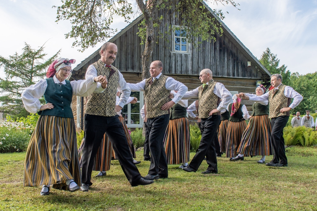 Astrīdas Celmiņas vadītā deju kopa “SenValle”. Vairāki kolektīva dejotāji šeit dejoja arī pirms 35 gadiem.