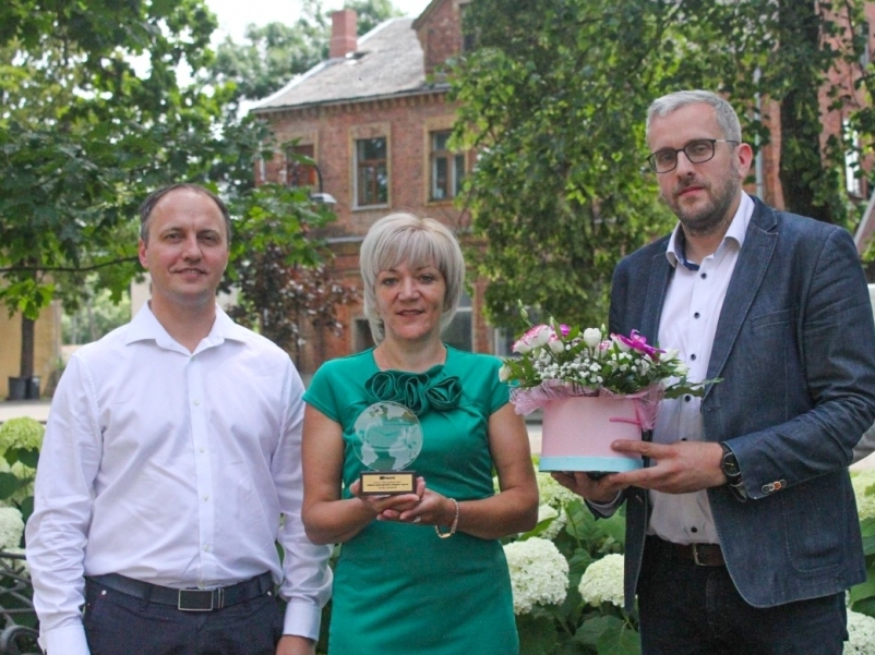 Pastniece ar 13 gadu stāžu. “Latvijas pasta” valdes loceklis Kristaps Krūmiņš (no labās) un Zemgales reģiona vadītājs Jānis Kudiņš pasniedza balvu un pateicības rakstu Anitai Censonei.