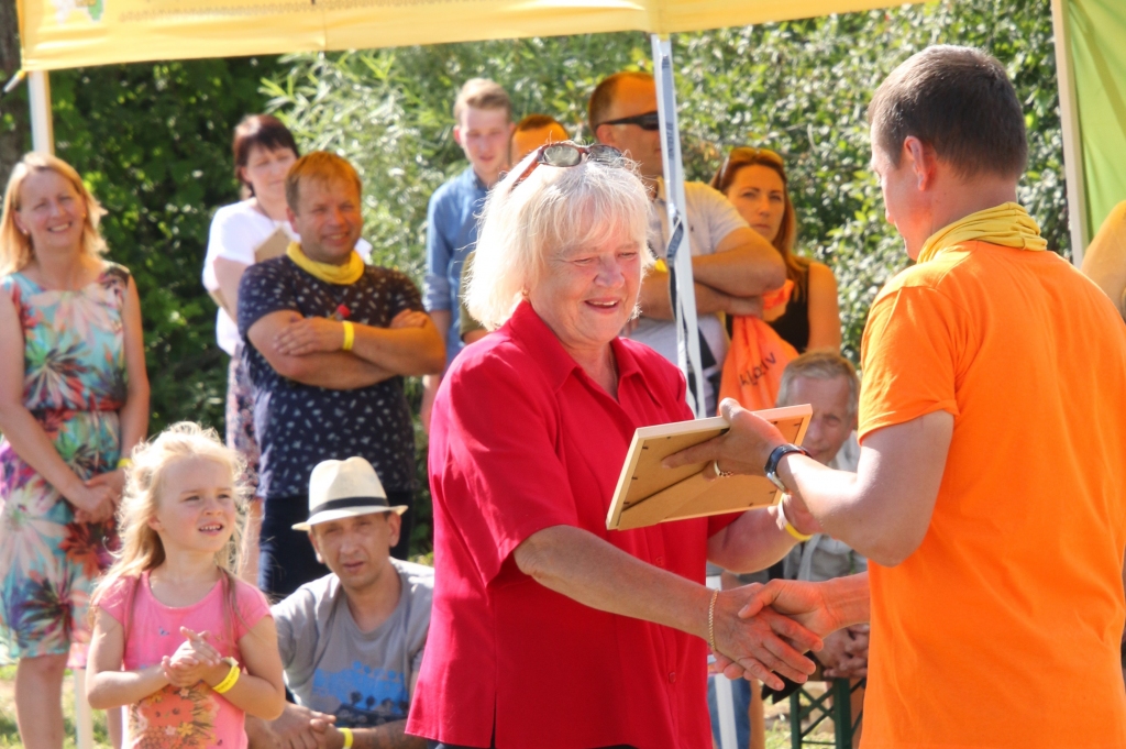 Paldies par garšīgāko medu! Atzinumu par uzvaru konkursā Lolitai Rudzītei pasniedz Latvijas Biškopības biedrības valdes priekšsēdētājs Armands Krauze.
Autors: no Latvijas Biškopības biedrības