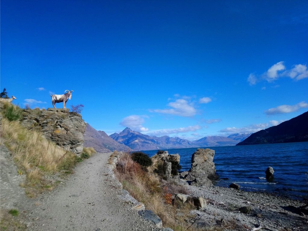 EZERS IR MILZĪGS — 80 kilometru garumā. Pastaigu taku te daudz — gar akmeņaino krastmalu, kur gan ziemā, gan vasarā pūš salti vēji.
Autors: no ceļotāju albuma