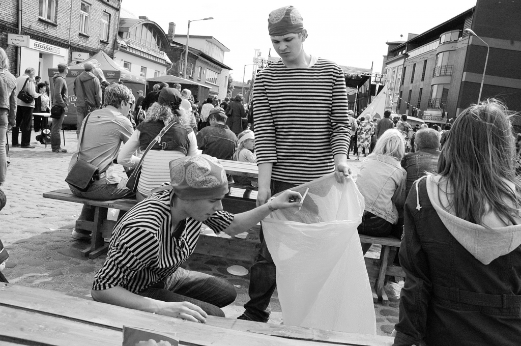Pieredze rāda, ka daļa jauniešu uzskata — viņiem jāmaksā par to vien, ka atnākuši uz darbu. Trūkst atbildības izjūtas un nopietnas attieksmes pret darbu. Savukārt otra puse norāda — strādātu ar lielāku atdevi, ja saņemtu adekvātu samaksu.
Autors: Daiņa Ģelža foto