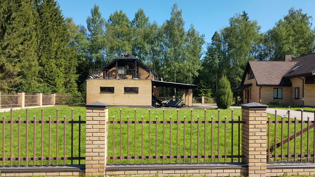 AUTO PAGALAM. Aizkraukles pagastā uguns nopostīja saimniecības ēkas jumtu, kā arī sadega automašīna.
Autors: Imanta Kaziļuna foto